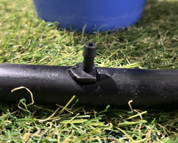 4/6 einstellbarer Tropfer 0-40 l/h mit integriertem Erdspieß und 4mm Steckanschluss