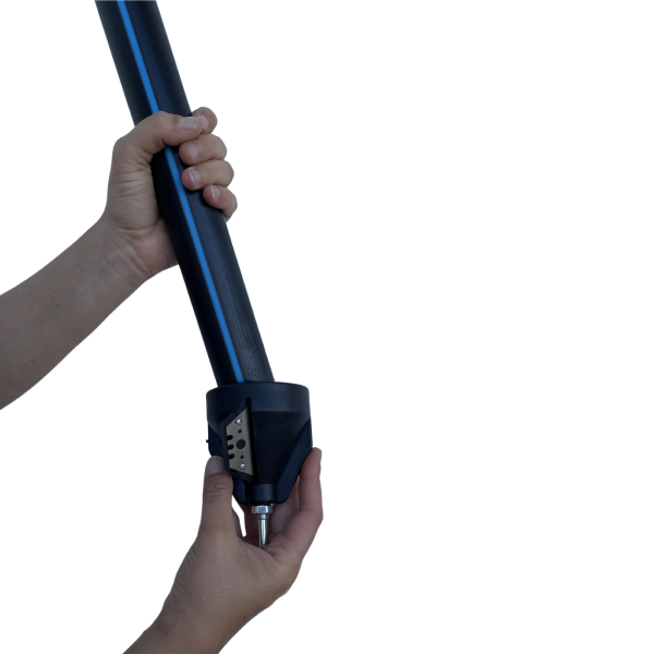 Produktbild: PE Rohr Entgrater wird per Hand benutzt